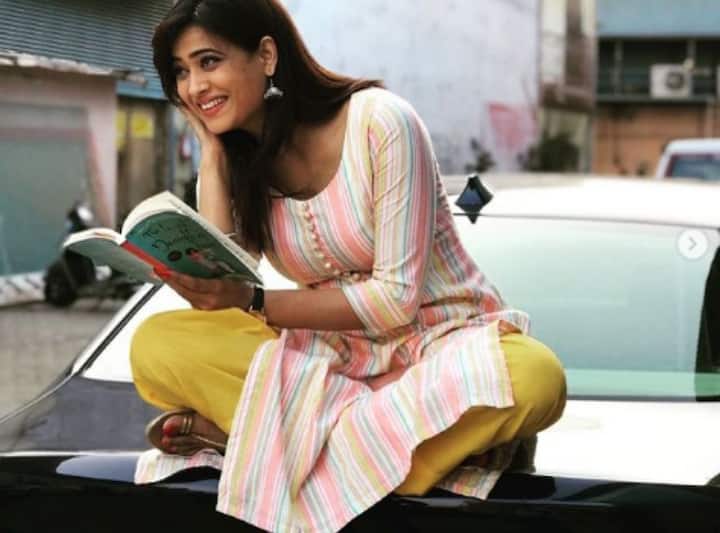 बात यदि श्वेता तिवारी के कार कलेक्शन की करें तो एक्ट्रेस के पास बीएमडब्ल्यू 7 सीरीज की कार है. मीडिया रिपोर्ट्स की मानें तो इस कार की कीमत 1.38 करोड़ रुपए के आस-पास है. वहीं, एक्ट्रेस के पास ऑडी की ए4 सीरीज की कार भी है. इस कार की कीमत 47 लाख रुपए के आस पास है. इन दो कारों के साथ ही श्वेता तिवारी के पास हुंडई की सेंट्रो कार भी है जिसकी कीमत 6 लाख रुपए है.