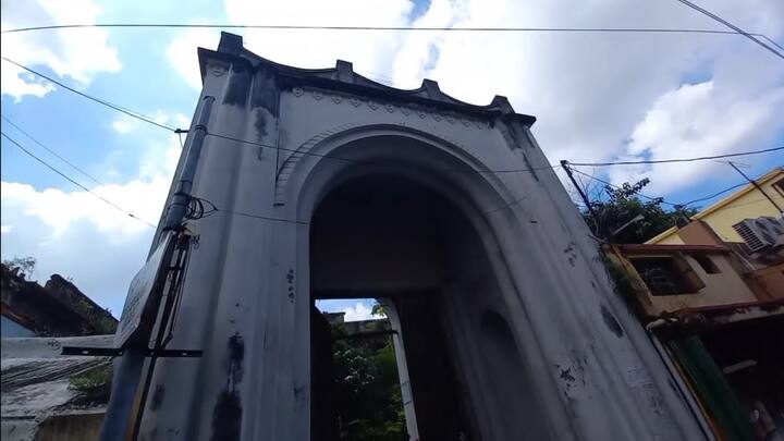 রাজা নেই, রাজত্ব নেই। জায়গায় জায়গায় চুন-সুড়কির দেওয়াল ভেঙে পড়েছে আবার কোথাও পলেস্তেরা খসে পড়েছে। সব তথ্য ও ছবি সৌজন্য: কমলকৃষ্ণ দে।