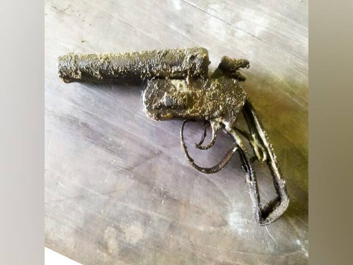 ராமநாதபுரம்: 504 ரவுடிகளை கைது செய்தும் அச்சம் தீரவில்லை - கஞ்சா வியாபாரி வீட்டில் துப்பாக்கி பறிமுதல்