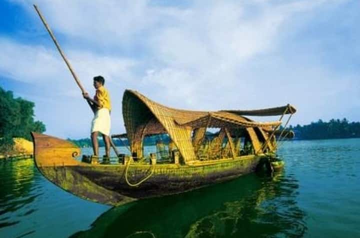 केरळ: दक्षिणेतील केरळही पर्यटनाच्या दृष्टीने अतिशय महत्त्वाचे राज्य आहे. या राज्याला मोठा समुद्र किनारा लाभल्यामुळे अनेक सुंदर बीच, सोबतच हिरव्यागार वनराईची चादर ओढलेले डोंगर रांगा पर्यटकांचे लक्ष्य नक्की वेधून घेतात. केरळमधील चुआर बीच, कोवलम बीच, मरुदेश्वर बीच, बेकल बीच वर्कला बीच आणि शांघमुघम बीच आदी बीच प्रसिद्ध आहेत.