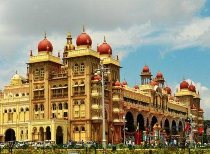 म्हैसूर: म्हैसूरला राजवाड्यांचे शहर म्हणून ओळखले जाते. या शहराला भेट देण्यासाठी पर्यटक अतिशय आतूर असते.