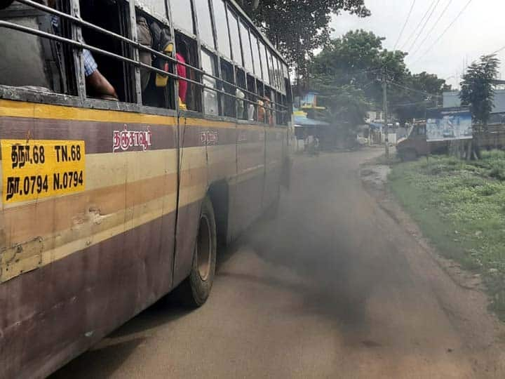 Tanjore: The driver suffocated due to smoke coming from under the seat of the government bus that was emitting cane. தஞ்சை:கரும்புகைகளை வெளியேற்றும் அரசுப்பேருந்து-சீட்டின் கீழே புகை வருவதால் ஓட்டுநருக்கு மூச்சு திணறல்