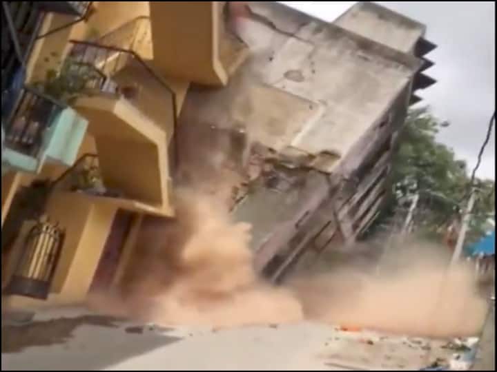 कर्नाटक के बेंगलुरु में लक्कसांद्रा क्षेत्र के पास एक तीन मंजिला इमारत सोमवार को ढह गई है. इस इमारत को ‘नम्मा मेट्रो’ के निर्माण मजदूरों को किराये पर दिया गया था.