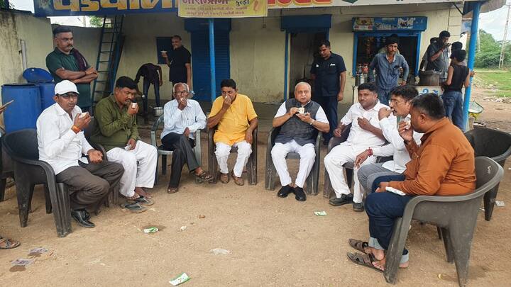 નીતિન પટેલે બીજી તસવીરો પોસ્ટ કરી હતી જેમાં ટ્વીટ કર્યું હતું કે, “પાટડી ખાતે પાટડી નગરપાલિકા દ્વારા પંડિત દીનદયાળ ઉપાધ્યાય અને ડૉ. શ્યામા પ્રસાદ મુખર્જીની પ્રતિમાના અનાવરણ કાર્યક્રમ પ્રસંગે..”