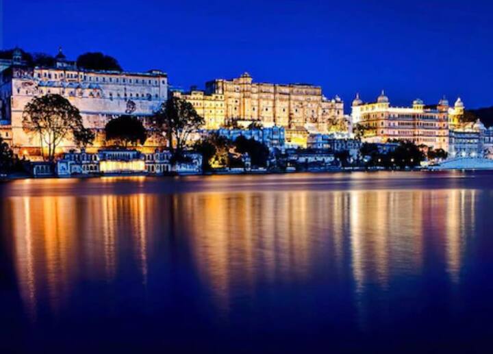 उदयपूर: राजवाड्यांचं शहर म्हणून ओळख असलेल्या राजस्थानमधील उदयपूरमध्ये अनेक जुने राजवाडे आहेत. उदयपूरचे नाव पूर्वी मेवाड असे होते. या शहराला ऐतिहासिक महत्त्व असल्याने त्याची ओळख पॅलेस सिटी म्हणून ओळखले जाते. या शहरातील सिटी पॅलेस संग्राहलय आणि सिटी पॅलेस कॅम्पलेक्स ही प्रेक्षणिय स्थळे आहेत.