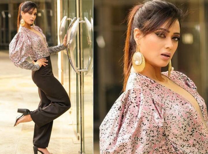 टीवी एक्ट्रेस श्वेता तिवारी (Shweta Tiwari) आज घर घर में जाना पहचाना नाम हैं. श्वेता हाल ही में प्रसारित हुए रियलिटी टीवी सीरियल ‘खतरों के खिलाड़ी 11’ में भी नज़र आई थीं. ख़बरों की मानें तो श्वेता तिवारी का नाम आज छोटे पर्दे की हाईएस्ट पेड एक्ट्रेस में शुमार है. बहरहाल आज हम नज़र डालेंगे श्वेता की लाइफ से जुड़े कुछ ऐसे ही पहलुओं पर साथ ही जानेंगे एक्ट्रेस के कार कलेक्शन के बारे में…