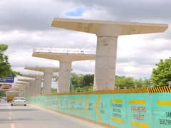 Agra Metro: आगरा में तेज गति से चल रहा है मेट्रो का काम, फतेहाबाद रोड पर नजर आने लगा है बदलाव 