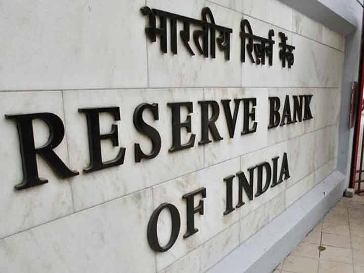 Reserve bank of india imposes 1 crore rupees panelty on State bank of india RBI ने देश के सबसे बड़े सरकारी बैंक पर लगाया 1 करोड़ का जुर्माना, जानें ग्राहकों पर क्या होगा असर?