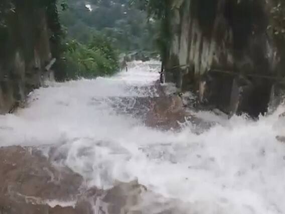 Simhachalam Temple: గులాబ్ తుపానుతో జలపాతంలా మారిన సింహాచలం మెట్లమార్గం