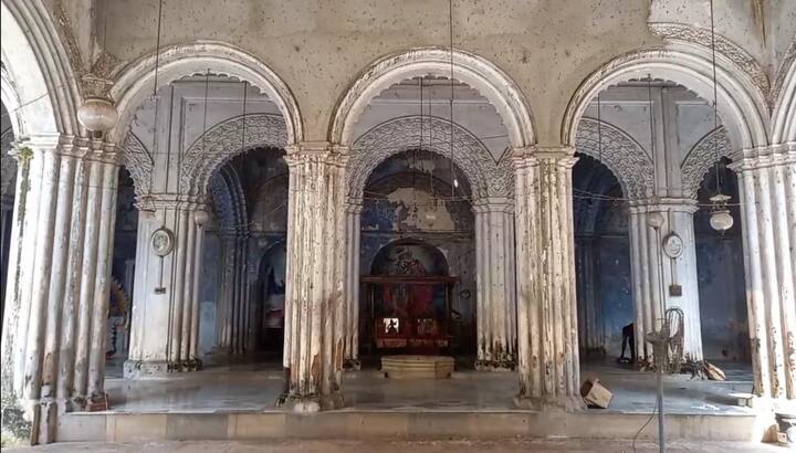 দেওয়াল বেয়ে জল পড়ায় শেওলা হয়ে গেছে আবার কোনও দেওয়াল চলে গেছে বট অশ্বত্থের দখলে।