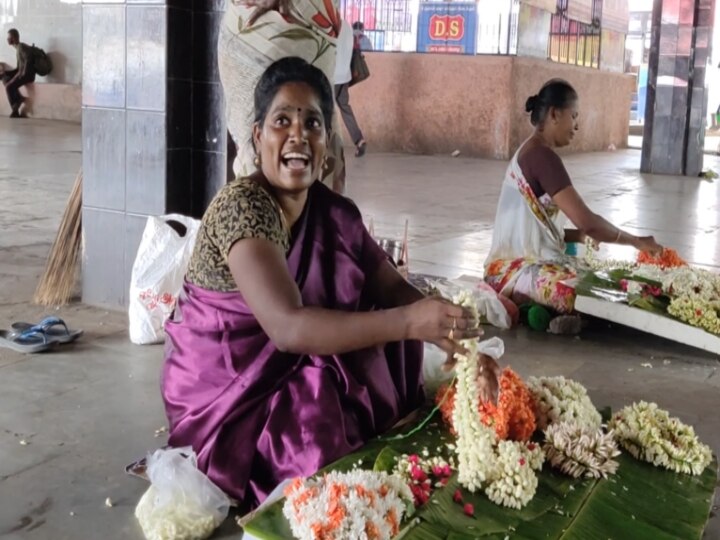 கை நிறைய மல்லிகைப்பூ... பஸ் ஸ்டாண்டில் கூவி கூவி அழைத்த சாதனா... குவிந்த ஆண்கள் கூட்டம்!