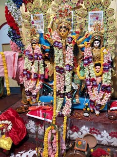 Durga Puja 2021 Exclusive: ' ১৮ টি ভাগে অন্নভোগ নিবেদন করা হয় মা দুর্গাকে' ছবিতে সাবর্ণ রায়চৌধুরী পরিবারের পুজো