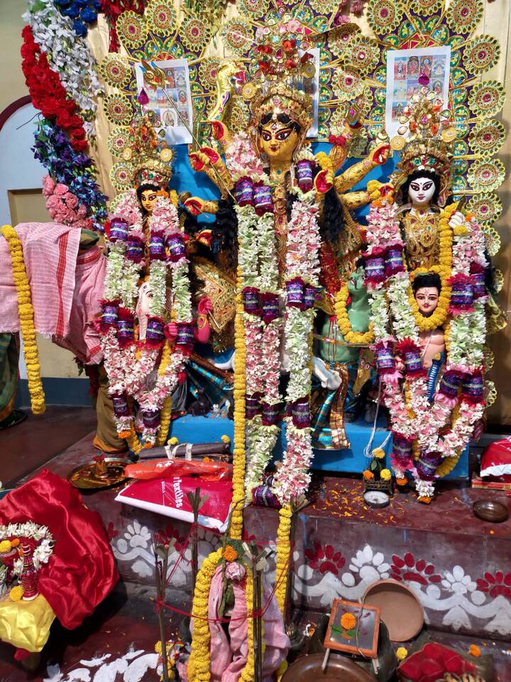 কলকাতার শিকড়ের ইতিহাস ঘাঁটলে অবশ্যই চলে আসে সাবর্ণ রায়চৌধুরী পরিবারের নাম। বাংলার একটি অভিজাত জমিদার পরিবার। এঁরাই ছিল কলকাতার জায়গীরদার। ১৬৯৮ সালের ১০ নভেম্বর সুতানুটি, কলিকাতা ও গোবিন্দপুর গ্রাম তিনটির প্রজাসত্ত্ব সাবর্ণ রায় চৌধুরী পরিবারের কাছ থেকে ব্রিটিশ ইস্ট ইন্ডিয়া কোম্পানি ইজারা নেয়। এই পরিবারের দুর্গাপুজো আজও প্রসিদ্ধ।