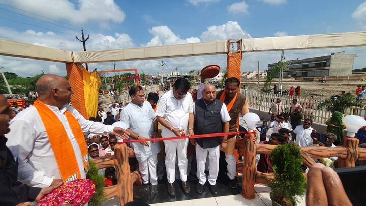 સુરેન્દ્રનગર જિલ્લામાં પાટડી ગામ માં લોકોને સુવિધા પ્રાપ્ત થાય અને પાટડી ગામનો વિકાસ થાય તેવા સતત પ્રયાસો સરકાર દ્વારા હાથ ધરી અને વિકાસના કામોનું આજે વહેલી સવારે લોકાર્પણ કરવામાં આવ્યું હતું. ભાજપ પ્રદેશ પ્રમુખ સી આર પાટીલ અને ગુજરાત રાજ્યના પૂર્વ નાયબ મુખ્યમંત્રી નીતિન ભાઈ પટેલ પાટડી ખાતે પહોંચ્યા છે અને કરોડો રૂપિયાના વિકાસના કામોનું લોકાર્પણ તેમના દ્વારા કરવામાં આવ્યો હતું. આ દરમિયાન નીતિન પટેલે પોતાના ટ્વીટર એકાઉન્ટ પર પાટડી જતા રસ્તામાં ચાય પે ચર્ચા કરી હતી જેની તસવીરો તેમણે પોસ્ટ કરી છે.