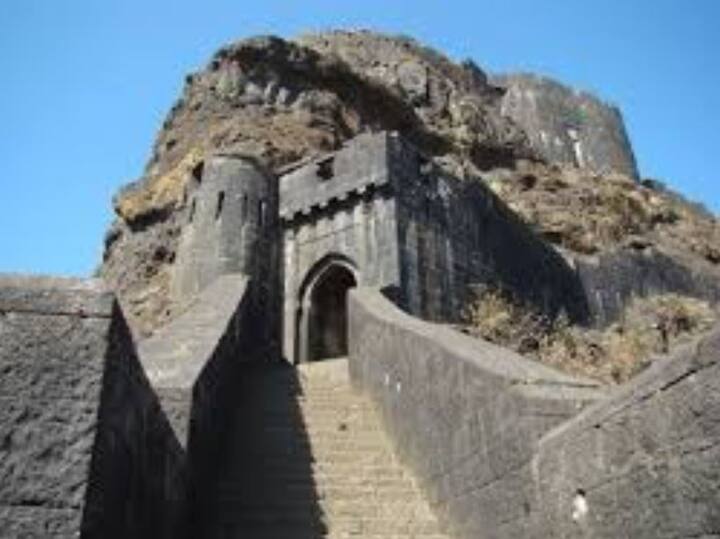 महाराष्ट्रातील गडकिल्ले हे जगभरातील पर्यटकांसाठी पर्वणी आहेत. सह्याद्रीच्या विस्तीर्ण रांगांमुळे महाराष्ट्रात अनेक किल्ले आहेत. महाराष्ट्राचे आराध्य दैवत छत्रपती शिवाजी महाराज यांनी संपूर्ण राज्यात किल्ल्याची बांधणी करुन हिंदवी साम्राज्याची स्थापना केली.