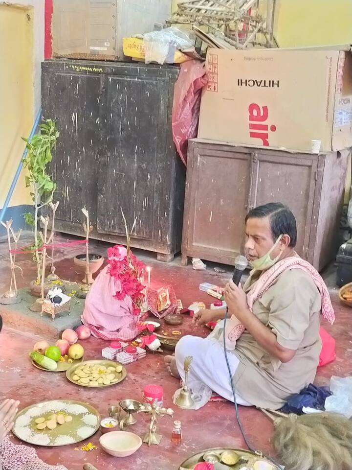 পরিবারের সন্ধিপুজোর একটি বিশেষত্ব রয়েছে। সদ্যস্নাতা পরিবারের সদস্যা ভিজে গায়ে, ভিজ কাপড়ে ভোগ রান্না করেন। মায়ের ভোগে থাকে ল্যাটা বা শোল মাছ।