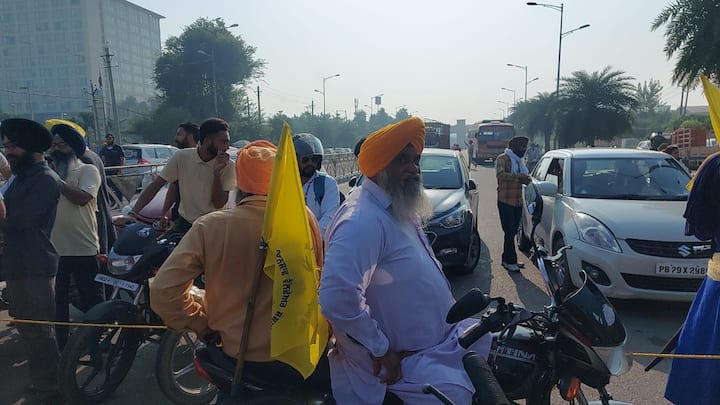 ਪ੍ਰਦਰਸ਼ਨਕਾਰੀ ਕਿਸਾਨਾਂ ਦਾ ਕਹਿਣਾ ਹੈ ਕਿ ਕਿਸਾਨ ਦਿੱਲੀ ਦੀਆਂ ਬਰੂਹਾਂ 'ਤੇ ਹਰ ਮੌਸਮ ਦੀ ਮਾਰ ਝੱਲ ਰਹੇ ਹਨ ਪਰ ਕੇਂਦਰ ਦੀ ਮੋਦੀ ਸਰਕਾਰ ਦੇ ਕੰਨ 'ਤੇ ਜੂੰ ਤੱਕ ਨਹੀਂ ਸਰਕ ਰਹੀ। ਕਿਸਾਨ ਵੀ ਉਦੋਂ ਤਕ ਆਪਣੇ ਘਰਾਂ ਨੂੰ ਵਾਪਸੀ ਨਹੀਂ ਕਰਨਗੇ ਜਦੋਂ ਤੱਕ ਸਰਕਾਰ ਖੇਤੀ ਕਾਨੂੰਨਾਂ ਨੂੰ ਰੱਦ ਨਹੀਂ ਕਰ ਦਿੰਦੀ।