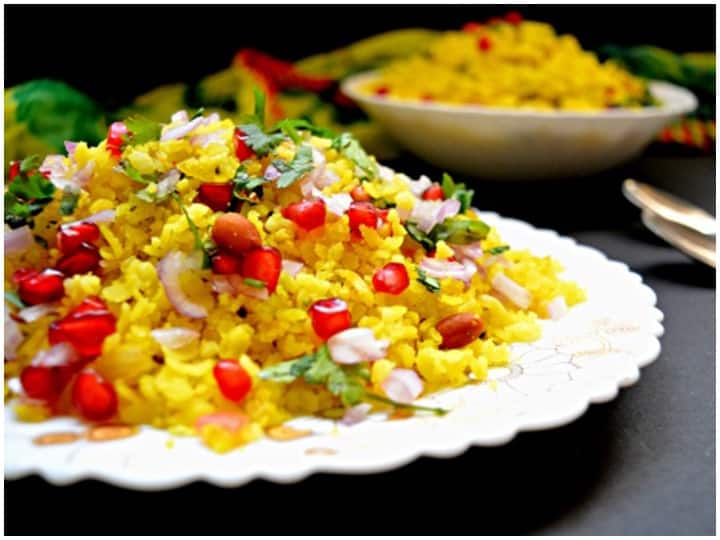 Kitchen Hack, Make Indori Poha for Breakfast Kitchen Hack: पोहे के शौकीन लोग नाश्ते मे ट्राई करें Indori Poha, जानें इसे बनाने की रेसिपी