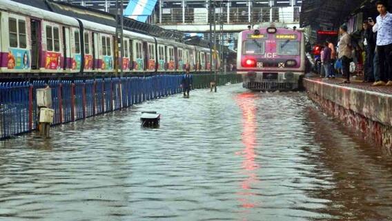 Visakha Railway Station: గులాబ్ ఎఫెక్ట్... నీట మునిగిన విశాఖ రైల్వే స్టేషన్ ప్లాట్ ఫామ్