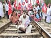 நாடு முழுவதும் நடந்து வரும் பாரத் பந்த் - மயிலாடுதுறையில் ரயில் மறியலில் ஈடுபட்ட விவசாயிகள் கைது