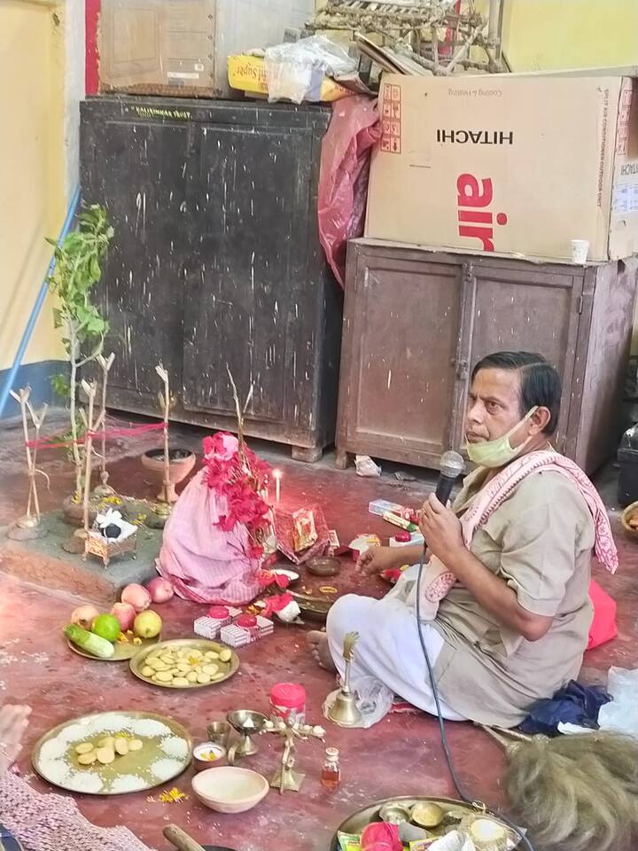 এই পুজোর বিসর্জন প্রতিষ্ঠিত পুকুরেই হয়ে থাকে। পুজোর শেষে বাড়িতে তৈরি বোঁদে দিয়েই হয় দশমী পালন।
