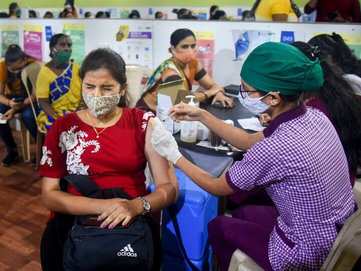 India's daily COVID vaccination crosses 1 crore mark today Corona Vaccination: देश में कल 1 करोड़ से ज्यादा कोरोना वैक्सीन की डोज दी गई, स्वास्थ्य मंत्री बोले- ऐसा पांचवीं बार हुआ