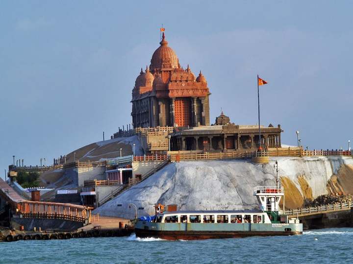 குமரி கடற்கரையில் படகுகள் அணிவகுப்பு - குமரி மாவட்ட ஆட்சியர் துவங்கி வைத்தார்