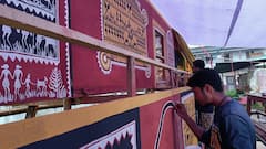 Durga Puja Preparation: শৌরা উপজাতির শিল্পচর্চা ফুটে উঠছে পশ্চিম পুঁটিয়ারি পল্লি উন্নয়ন সমিতির মণ্ডপে