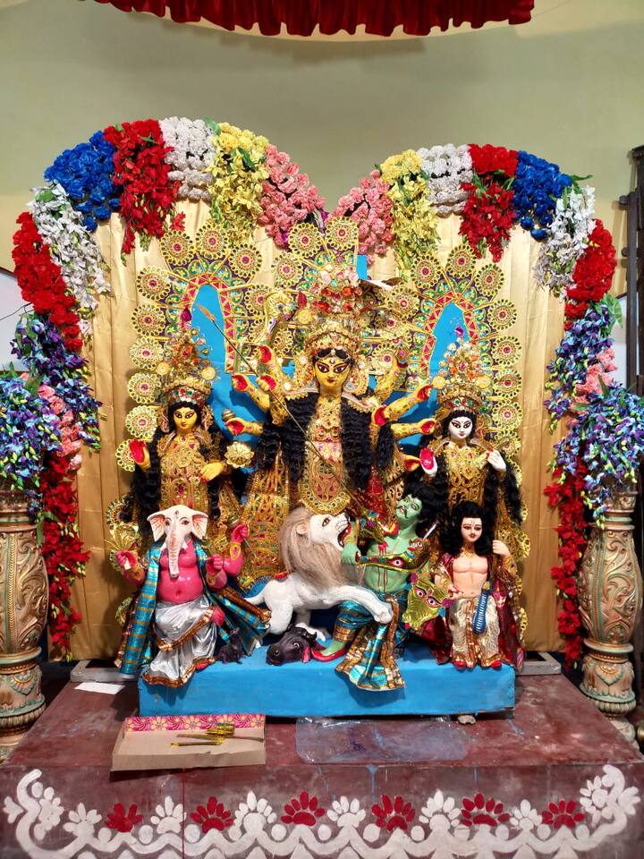 দিন গড়িয়েছে, বছর গড়িয়েছে, সাবর্ণ রায়চৌধুরী পরিবারের ঐতিহ্যময় অতীত এখন লোকের মুখে মুখে ফেরে। এত বছর পার করেও বাড়ির পুজোর আত্মাটি রয়ে গেছে পুরাতনই।