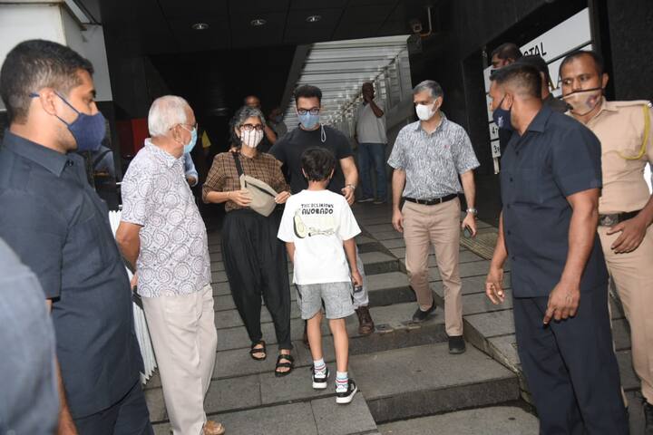 इस मौके पर आमिर खान, किरन राव और बेटे आज़ाद के साथ उनके कुछ यंग फैन्स ने भी फोटो क्लिक करायी.