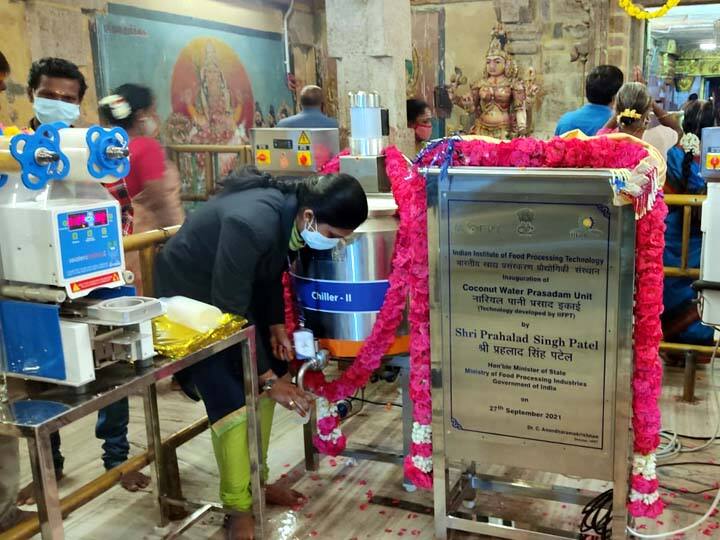 தேங்காய் தண்ணீரை பிரசாதமாக வழங்கும் நவீன மெஷின் - பயன்பாட்டுக்கு கொண்டு வந்த மத்திய அமைச்சர் Thanjavur: The Union Minister has started a coconut water offering machine in Punnainallur தேங்காய் தண்ணீரை பிரசாதமாக வழங்கும் நவீன மெஷின் - பயன்பாட்டுக்கு கொண்டு வந்த மத்திய அமைச்சர்