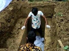 पोस्टमार्टम के लिए कब्र से 2 महीने बाद निकाला गया महिला का शव, परिजनों ने लगाया हत्या का आरोप