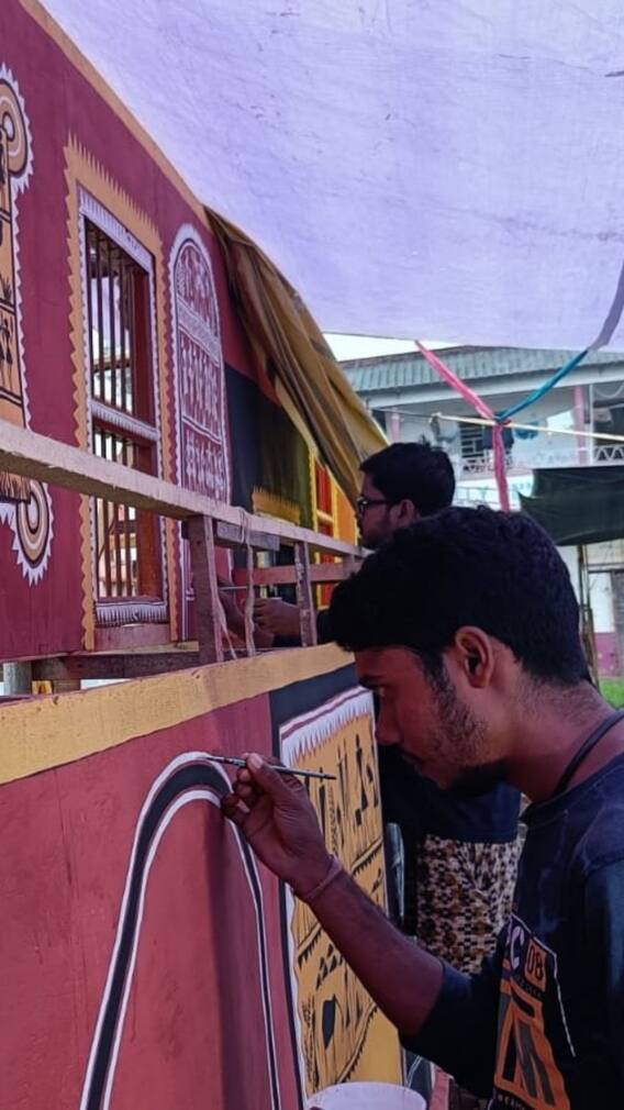 শৌরা উপজাতির শিল্পচর্চা এবার পশ্চিম পুঁটিয়ারি পল্লি উন্নয়ন সমিতির মণ্ডপে