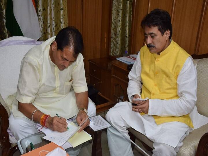 Uttarakhand: Congress MLA from Purola, Rajkumar submits his resignation to Uttarakhand Assembly Speaker Prem Chand Aggarwal ANN Uttarakhand: पुरोला विधायक राजकुमार ने दिया इस्तीफा, हाल ही में कांग्रेस छोड़ BJP में हुए थे शामिल