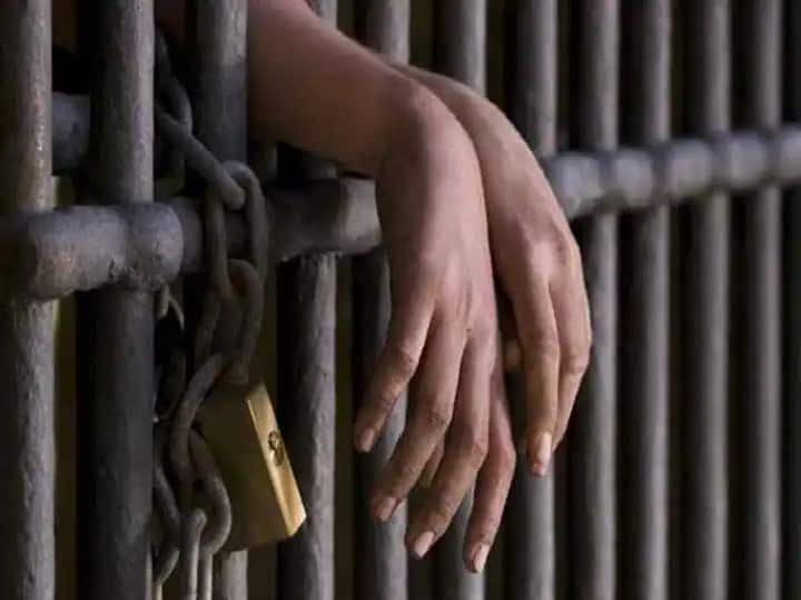 Lucknow: 4 women arrested after making fake RT-PCR report to meet PFI leaders ANN Lucknow: फर्जी RT-PCR रिपोर्ट बनवाकर PFI नेताओं से मिलने जेल पहुंची 4 महिलाएं गिरफ्तार