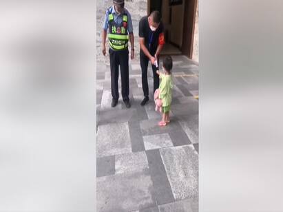 Child asks for temperature test to her doll: Security overwhelmed Feel Good ViralVideo | அட தங்கமே.. ‘பொம்மைக்கும் ஜுரமா பாருங்க...’ : நெகிழவைத்த குழந்தை மனசு..