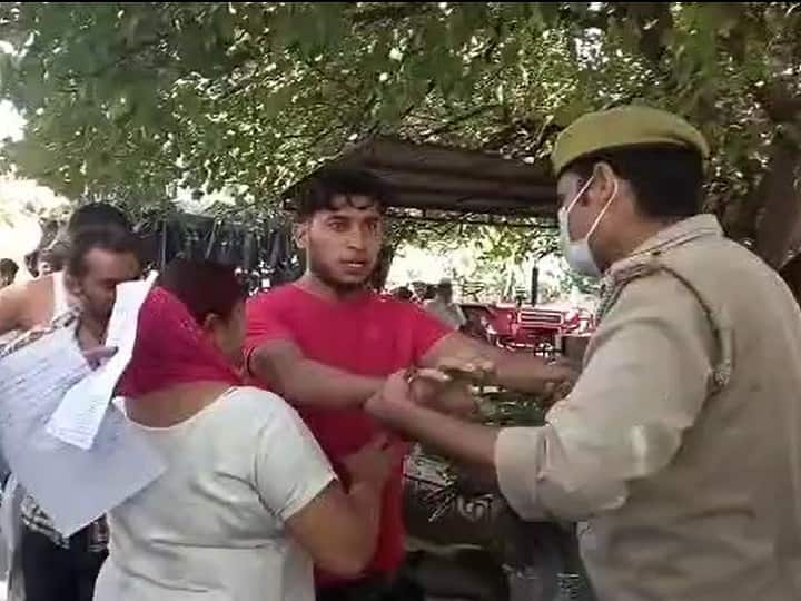 Meerut: Police 16 thousand challan, family reached the commissionerate to commit self-immolation, fierce ruckus ANN Meerut: पुलिस ने काटा 16 हजार का चालान तो कमिश्नरी पर आत्मदाह करने पहुंचा परिवार, जमकर हंगामा