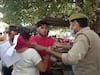 Meerut: पुलिस ने काटा 16 हजार का चालान तो कमिश्नरी पर आत्मदाह करने पहुंचा परिवार, जमकर हंगामा