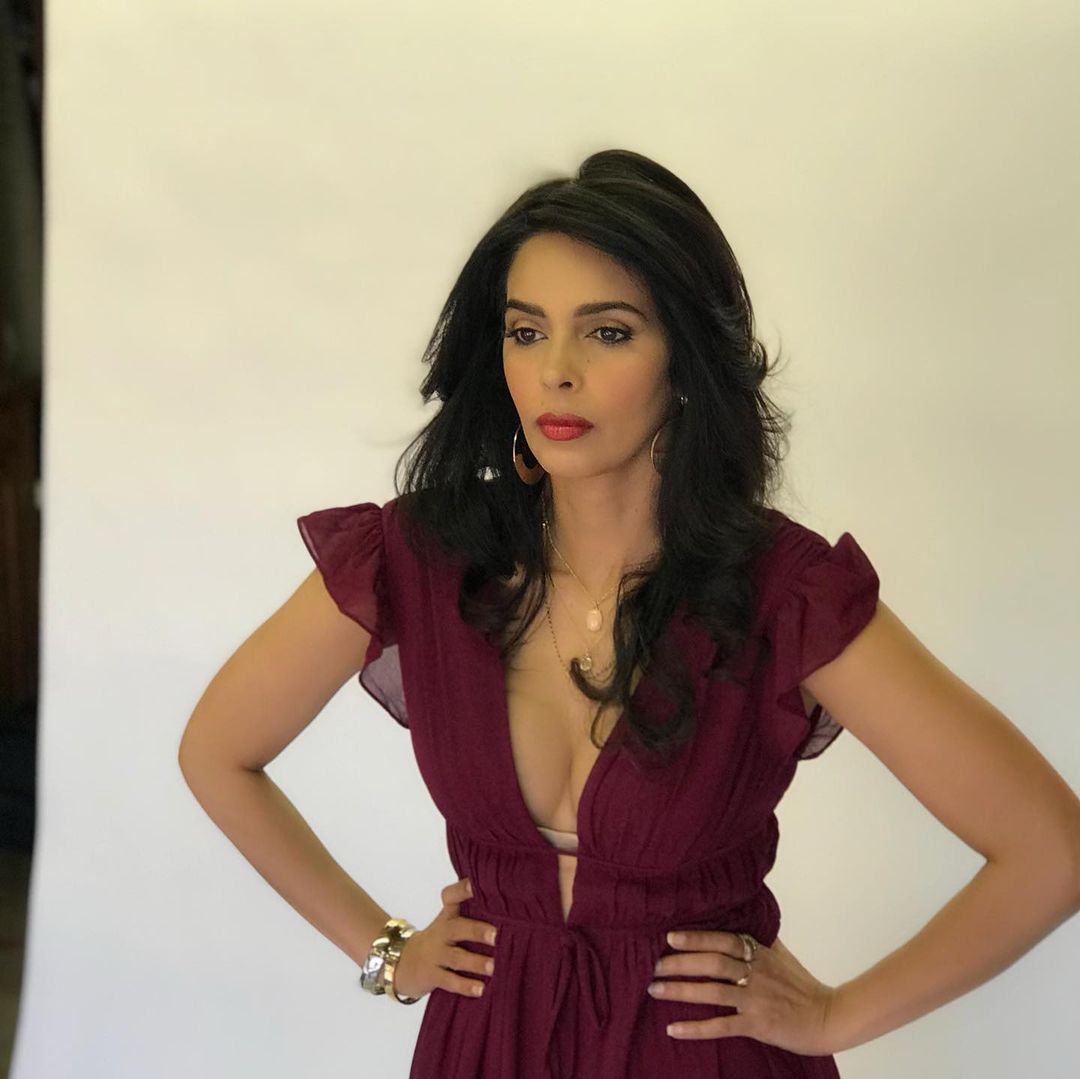 Celeb Style: Mallika Sherawat का स्टाइल स्टेटमेंट है बिंदास, Burgundy gown में दिखाया है अपना ग्लैमरस अवतार