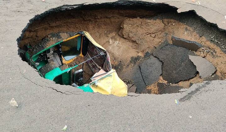 Ahmedabad : A driver collapse in big ditch with rickshaw in Sarkhej , show photos Ahmedabad : સરખેજમાં રોડ વચ્ચે પડેલામાં 15 ફૂટ મોટા ખાડામાં પડી રીક્ષા, જુઓ કેવા સર્જાયા દ્રશ્યો?