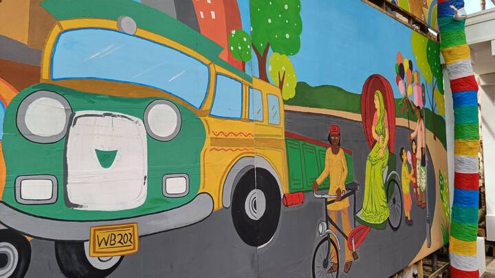 শহর কলকাতা। এ শহরের একই অঙ্গে বহু রূপ। কিন্তু পুজোর সময় এই শহর যেন ঝলমলিয়ে ওঠে। ধরা দেয় অন্য রূপে।