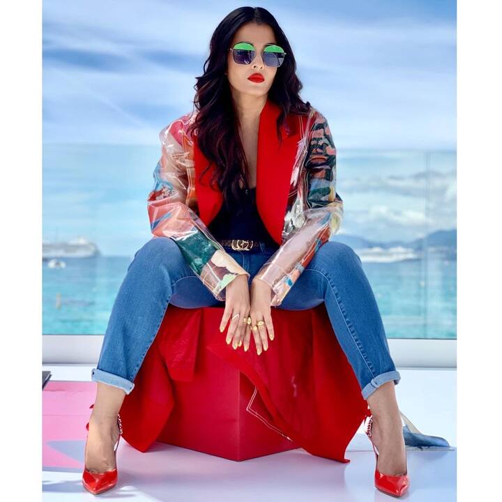 हाई हील्स और सन ग्लासेस के साथ ऐश्वर्या का कैजुअल लुक भी स्पेशल हो गया है. जैकेट ने ड्रेस के चार्म को और बढ़ा दिया है.