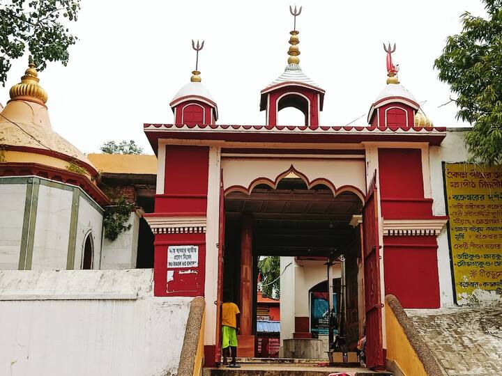 মহাঅষ্টমীর সন্ধিক্ষণে শুরু হয় অষ্টমীর পুজো। অষ্টমীর দিন এখানে চালকুমড়ো ও আখ বলি দেওয়ার রীতি আছে।
