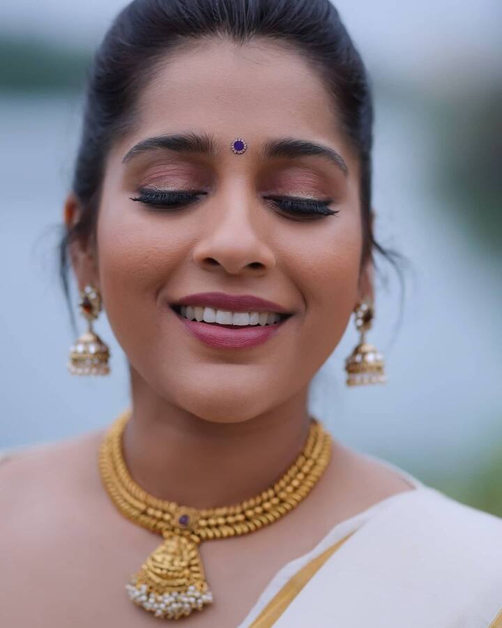 (Courtesy : Instagram) ఎప్పటికప్పడు హాట్ ఫోటోషూట్ లలో పాల్గొంటూ వాటిని తన ఇన్స్టాగ్రామ్ లో షేర్ చేస్తుంటుంది.