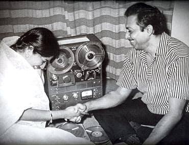 भारतरत्न लता मंगेशकर सतत आपल्या ट्विटरवर सक्रिय असतात. काही दिवसांपूर्वी त्यांनी आपल्या रेडिओवर पहिल्या गाण्याच्या संदर्भातील आठवणीबाबत एक ट्विट केलं होतं (Photo:@LataMangeshkar/FB)