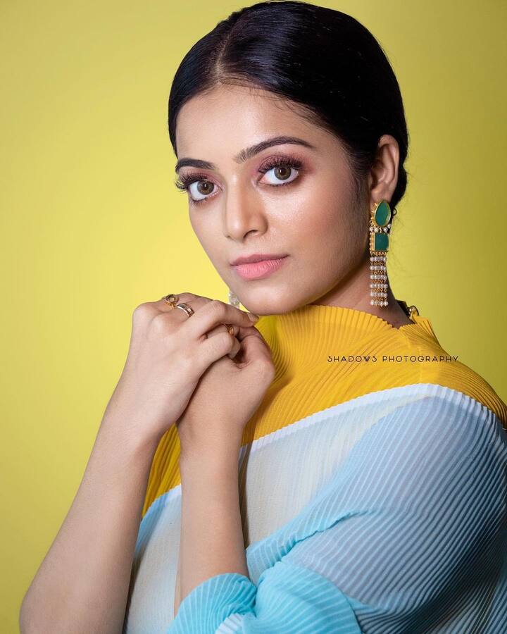 நான் பேசாத… மௌனம் எல்லாம்… உன் கண்கள் பேசும்…