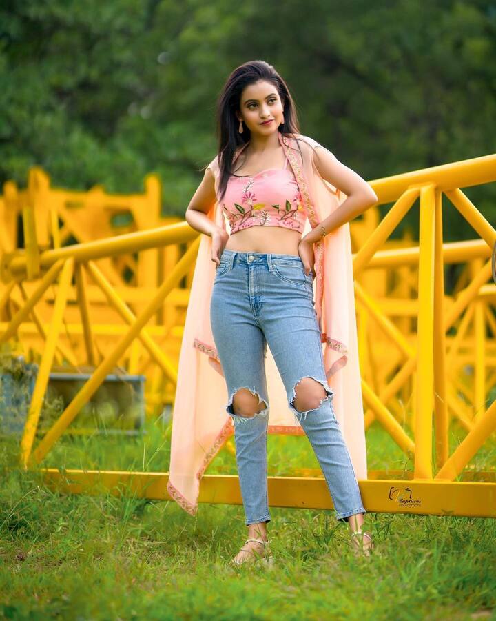 (Photo source: Instagram) అదరగొట్టే డ్యాన్సులు, ఎక్స్ ప్రెషన్స్, అందం... అందరినీ మెస్మరైజ్ చేసింది.