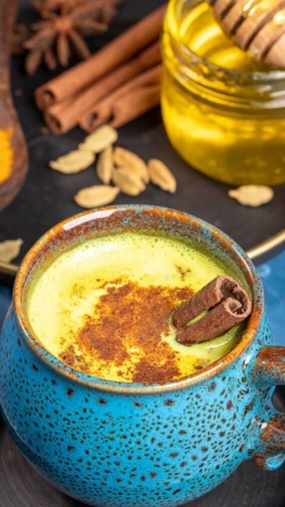 কমবে গাঁটের ব্যথা, বাড়বে হজম ক্ষমতা, কেন পান করবেন হলুদ দুধ?