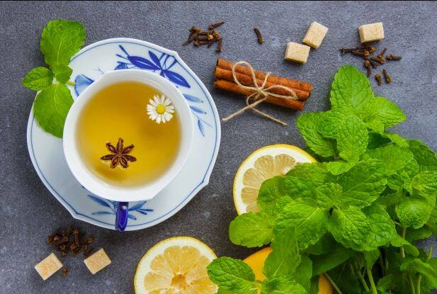 ਪੁਦੀਨੇ ਦੇ ਪੱਤੇ ਤੇ ਦਾਲਚੀਨੀ (Mint Leaves and Cinnamon)- ਪੁਦੀਨੇ ਦੇ ਪੱਤਿਆਂ ਨੂੰ ਗਰੀਨ ਟੀ ਵਿੱਚ ਮਿਲਾ ਕੇ ਪੀਣ ਨਾਲ ਤੁਹਾਡੀ ਪ੍ਰਤੀਰੋਧਕ ਸ਼ਕਤੀ ਨੂੰ ਵਧਾਉਣ ਦਾ ਕੰਮ ਕਰਦਾ ਹੈ। ਇਹ ਪਾਚਨ ਵਿੱਚ ਸੁਧਾਰ ਕਰਦਾ ਹੈ। ਇਸਦੇ ਨਾਲ ਹੀ, ਜੇ ਤੁਸੀਂ ਇਸ ਨੂੰ ਗ੍ਰੀਨ ਟੀ ਵਿੱਚ ਪੀਂਦੇ ਹੋ ਤਾਂ ਤੁਹਾਨੂੰ ਲੰਬੇ ਸਮੇਂ ਤੱਕ ਭੁੱਖ ਨਹੀਂ ਲਗਦੀ, ਜੋ ਕਿ ਭਾਰ ਘਟਾਉਣ ਵਿੱਚ ਤੁਹਾਡੀ ਮਦਦ ਕਰਦੀ ਹੈ।