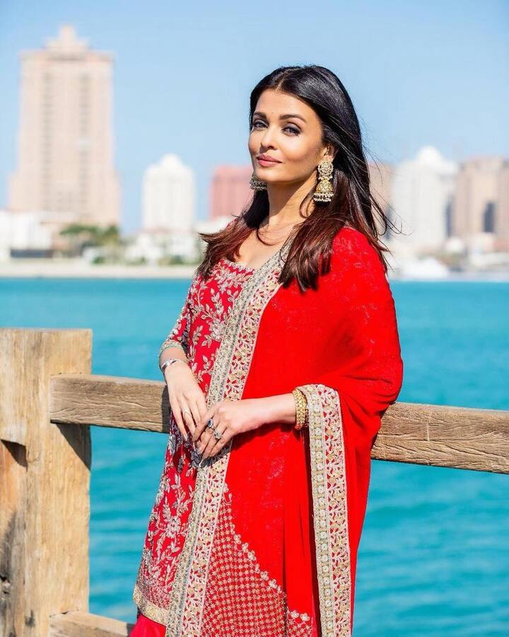 रेड इंडियन वियर के साथ ऐश्वर्या ने झुमके पहनकर इस लुक को और बढ़ा लिया है.